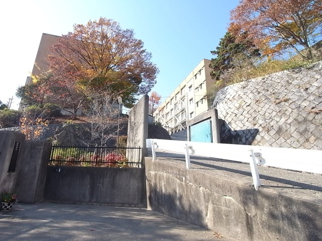 中学校　西宮市立苦楽園中学校（中学校）まで2015m