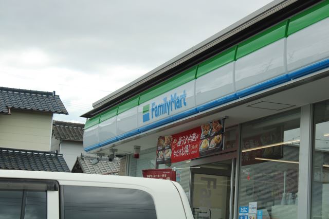 コンビニ　ファミリーマート（コンビニ）まで520m