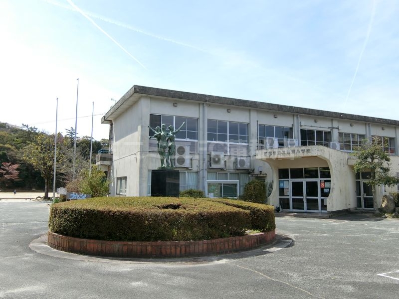 小学校　蒲郡市立三谷東小学校（小学校）まで713m