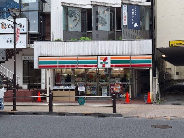 コンビニ　セブン-イレブン 聖蹟桜ヶ丘駅前店（コンビニ）まで558m