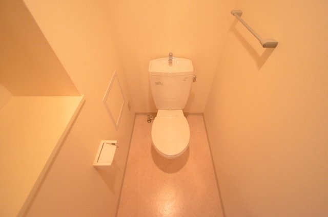 トイレ　シンプルで掃除のしやすいトイレです♪