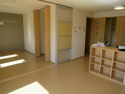 居室・リビング　リビングは引き戸を収納して洋室と繋げてご利用可能です。