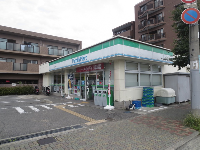 コンビニ　ファミリーマート（コンビニ）まで600m