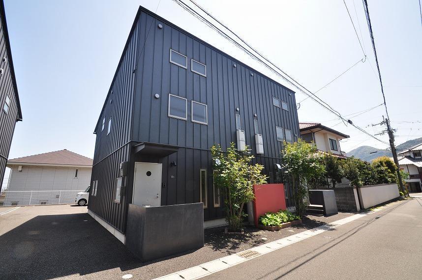建物外観　三棟並んでいます。赤い壁が目印。