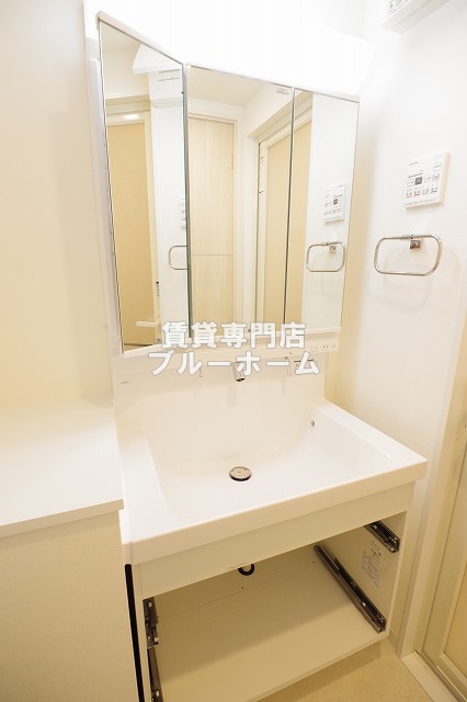洗面設備　収納付き三面鏡独立洗面台！