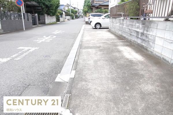 駐車場　駐車場・ゴミ置場は建物に隣接
