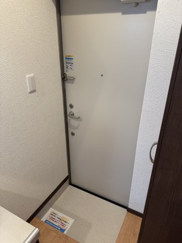 玄関　退去前につき、前回募集時のお写真です。