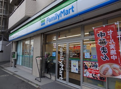 コンビニ　ファミリーマート伊豆屋下目黒三丁目店（コンビニ）まで249m