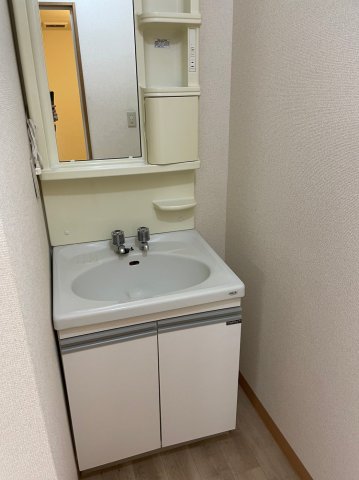 洗面設備　明るい洗面所です