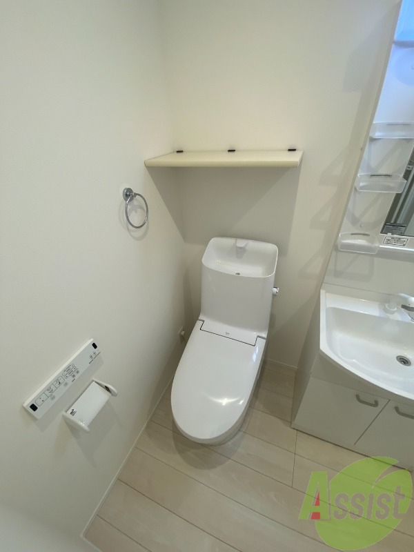 トイレ　トイレは温水洗浄便座付きで上部には収納スペースも！
