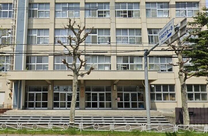 中学校　札幌市立八条中学校（中学校）まで1520m