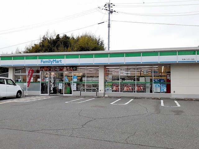 コンビニ　ファミリーマート玉津インター店（コンビニ）まで950m