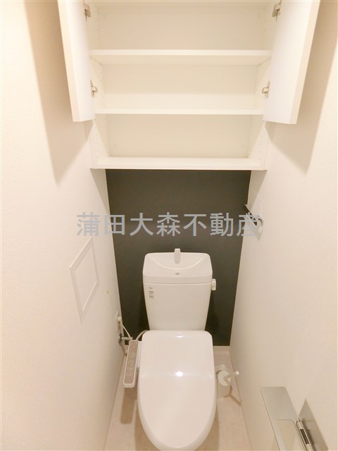 トイレ　棚収納と温水洗浄便座付きのトイレ