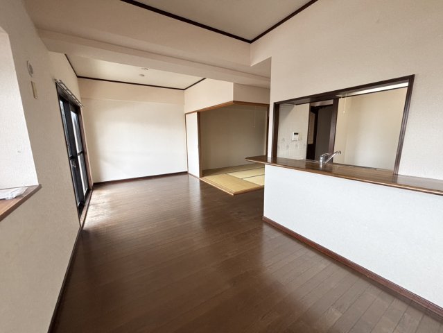 エクレールイースト西新の居間写真