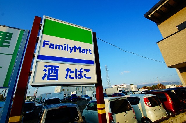 コンビニ　ファミリーマート高槻南平台店（コンビニ）まで1065m