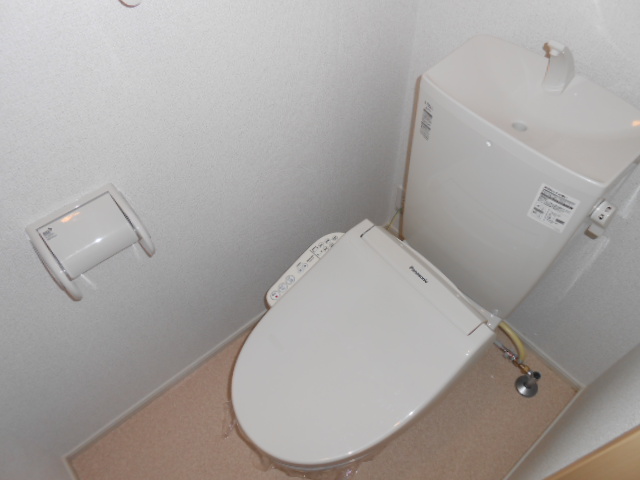 トイレ　温水洗浄便座完備・小物収納棚有り