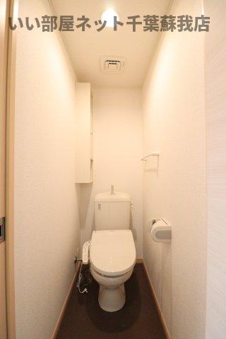 トイレ　落ち着いた色調のトイレです