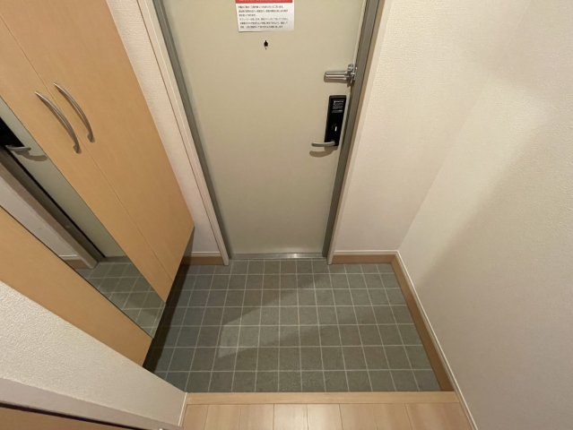 玄関　同物件別部屋写真