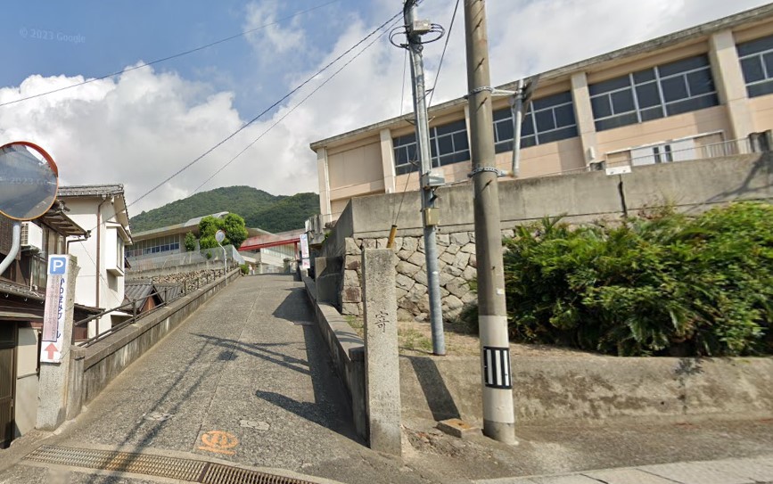 小学校　呉市立川尻小学校（小学校）まで580m