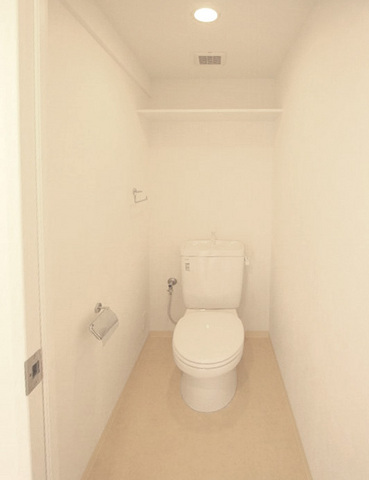 トイレ　シンプルな落ち着いた内装のトイレは棚板付です♪