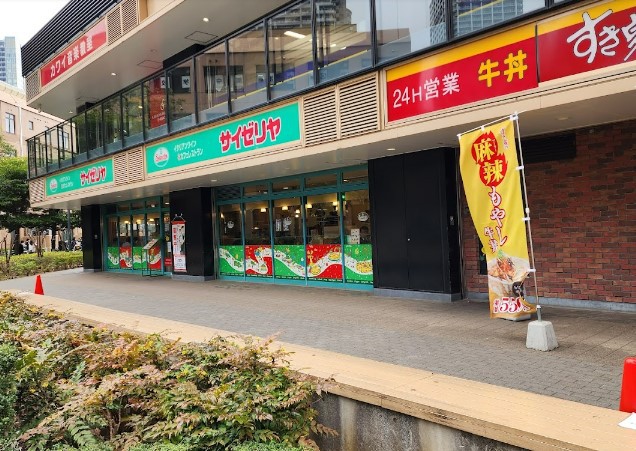 飲食店　サイゼリヤ港南中学校前店（飲食店）まで130m