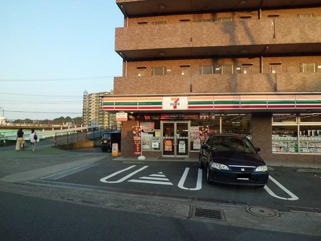 コンビニ　セブンイレブン（コンビニ）まで240m