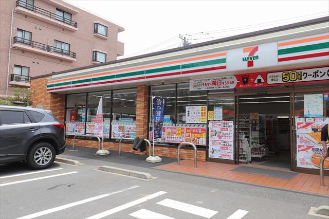 コンビニ　セブンイレブン（コンビニ）まで322m