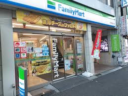 コンビニ　ファミリーマート新宿職安通り店（コンビニ）まで391m
