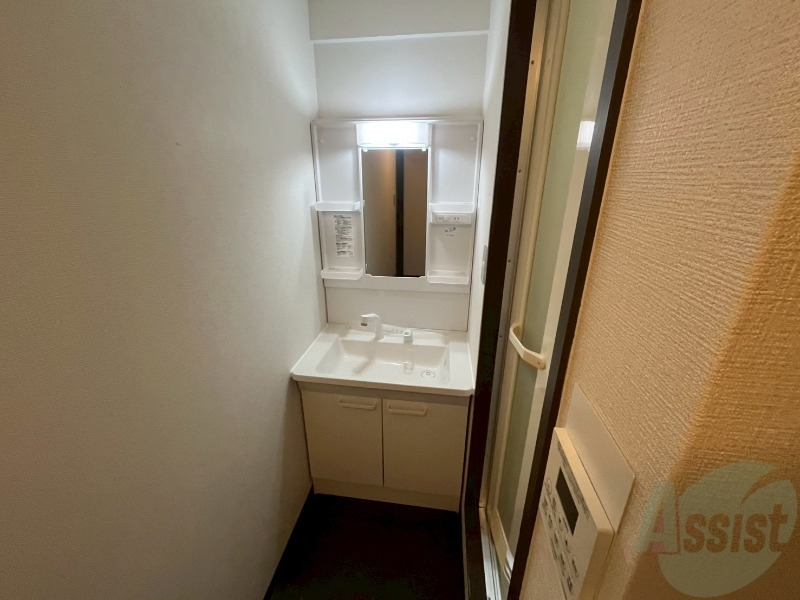 洗面設備　大きくて使いやすそうな独立洗面台になっています。