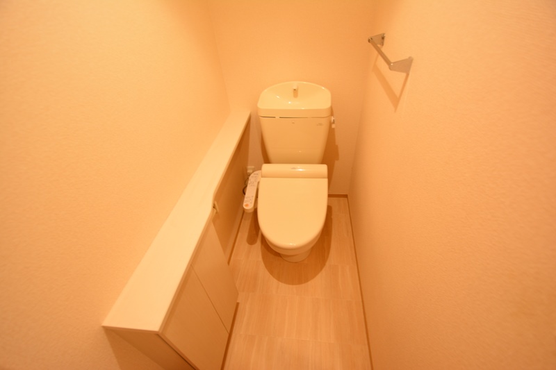 トイレ　温水洗浄便座付きのトイレです♪