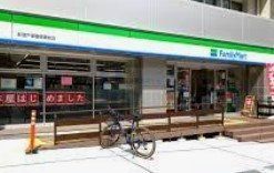 コンビニ　ファミリーマート新宿戸塚警察署前店（コンビニ）まで390m