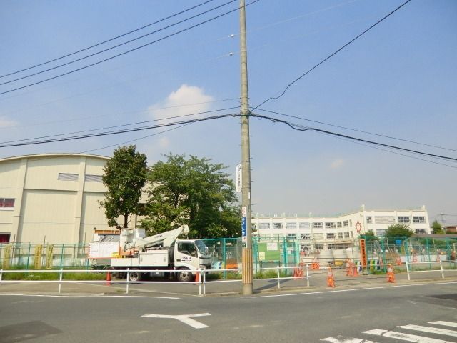 小学校　足立区立伊興小学校（小学校）まで286m