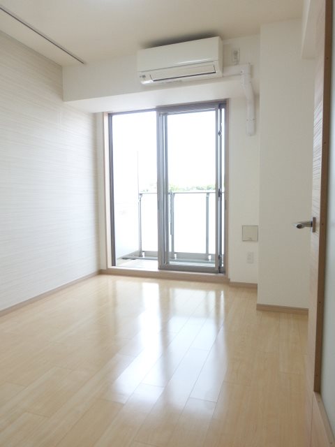居室・リビング　※別部屋の参考写真です。