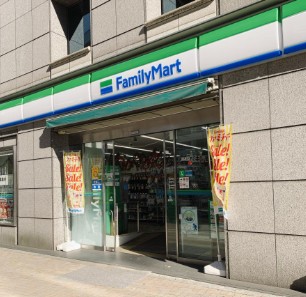 コンビニ　ファミリーマート 初台交差点前店（コンビニ）まで439m