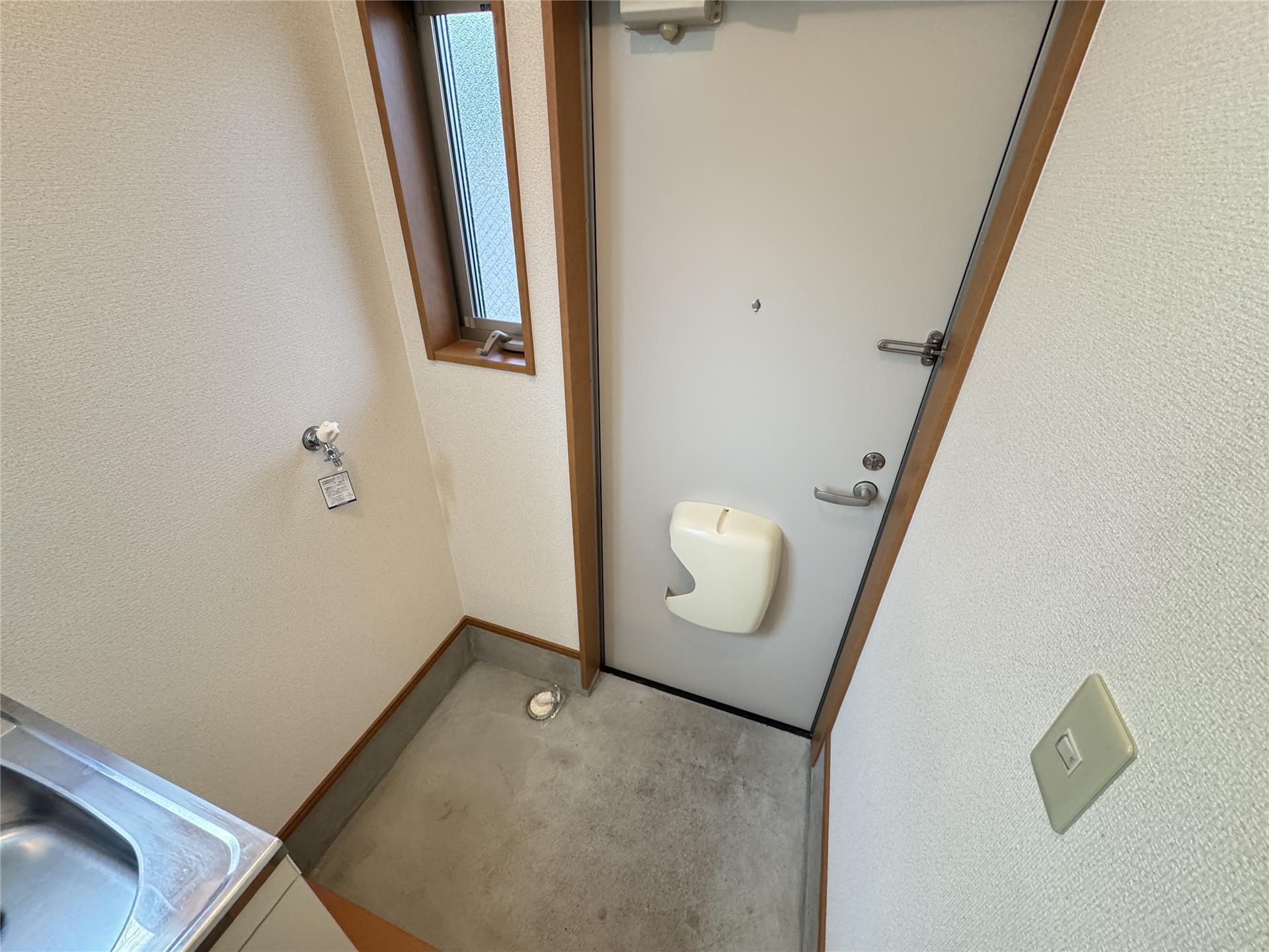 玄関　郵便受け付き♪室内洗濯機置き場があります！