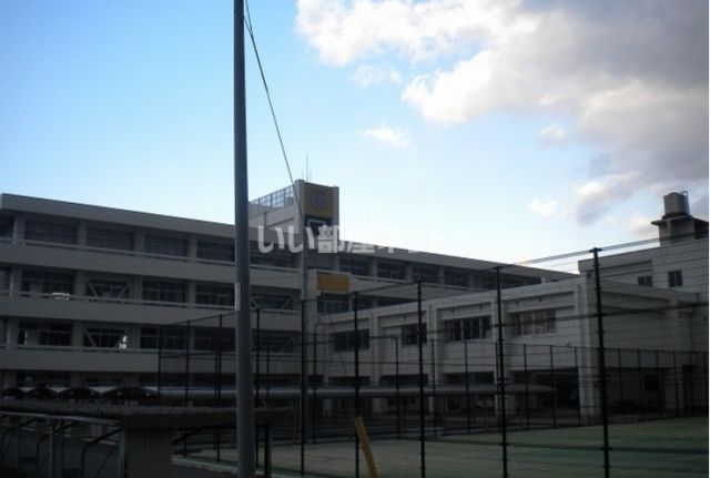 中学校　鴨島第一中学校（中学校）まで684m