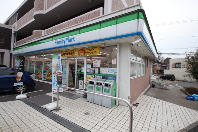 コンビニ　ファミリーマート 昭和八雲町店（コンビニ）まで207m