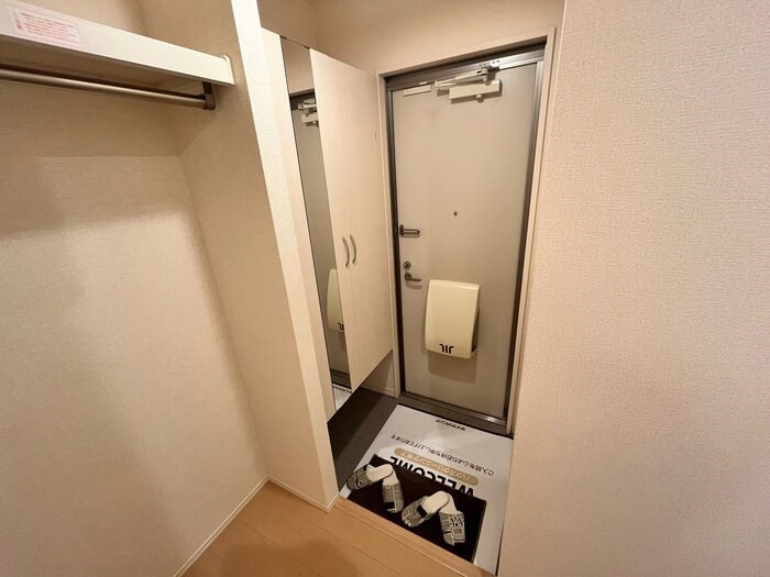 玄関　大きなシューズボックスとコート掛け付き
