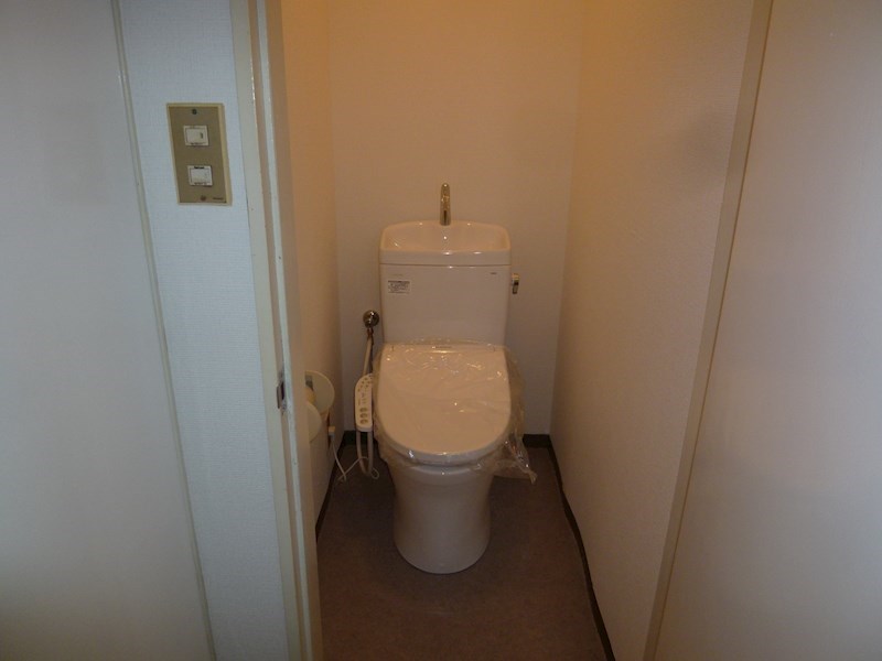 ＪＲ常磐線 牛久駅 徒歩20分 2階建 築34年のトイレ写真