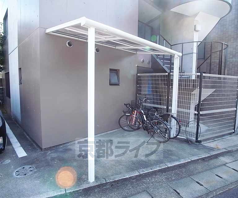 その他共有部分　屋根付きの駐輪場です。