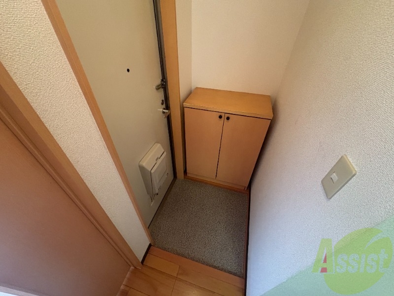 玄関　こちらは玄関の写真です。広さがあるため靴の着脱に便利です