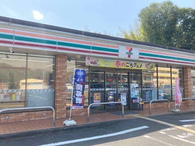 コンビニ　セブンイレブン 綾部高津店（コンビニ）まで700m