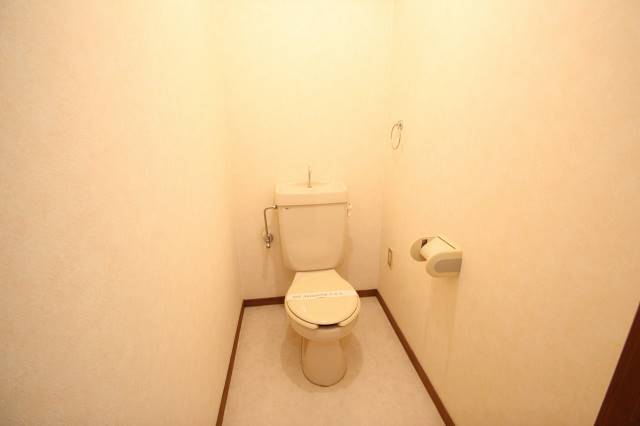 トイレ　広めのトイレで考え事もいいですね
