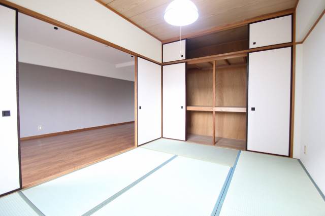 その他部屋・スペース　リビングに接する和室です　収納スペースもあります