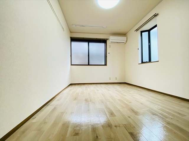 居室・リビング　同一建物内１０５号室内装写真転載