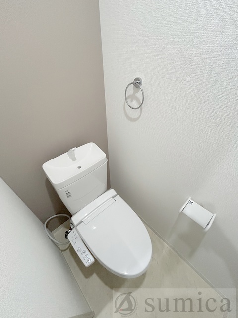 トイレ　人気アイテムの温水洗浄便座。清潔感のあるトイレです。