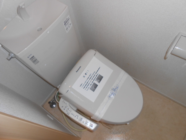 トイレ　温水洗浄便座完備・小物収納棚有り