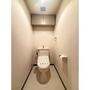 トイレ　足元にゆとりあるトイレです