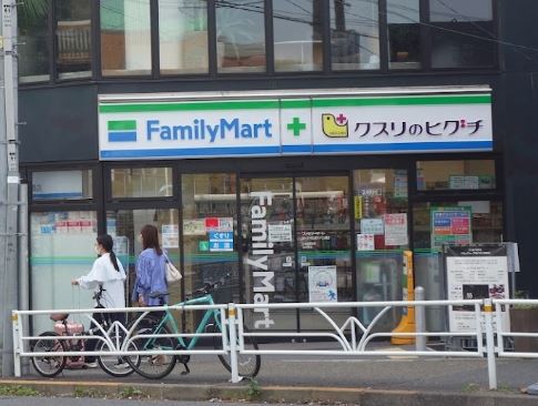 コンビニ　ファミリーマート薬ヒグチ恵比寿アメリカ橋店（コンビニ）まで247m