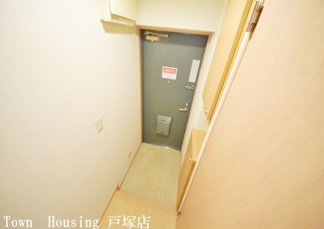 ＪＲ東海道本線 戸塚駅 バス乗車時間：12分 最寄りバス停で下車 徒歩5分 3階建 築20年の玄関写真